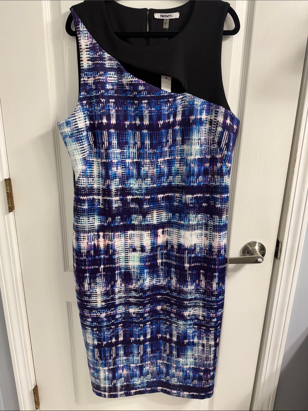 DKNY Modern Black and Blue Abstract Print Sheath Dress Day to Night Fitting
